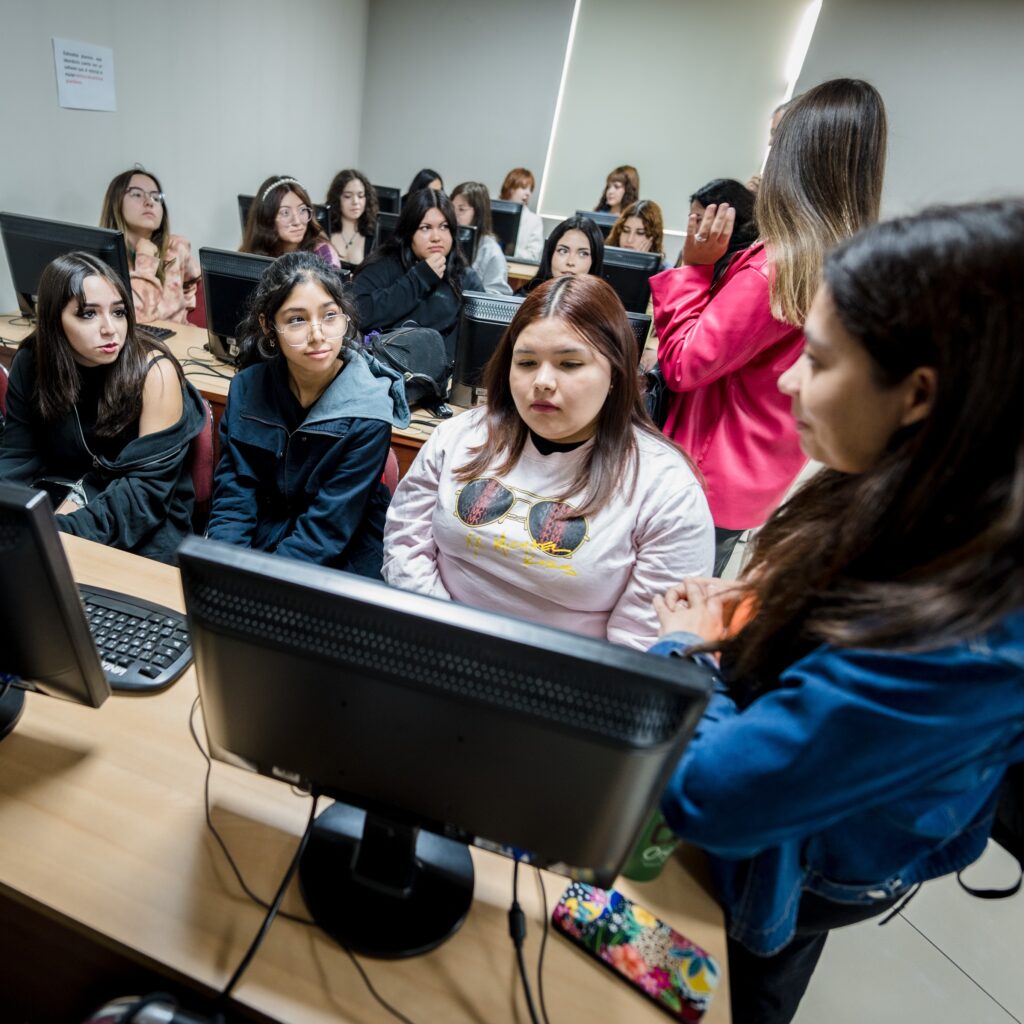 Equipos formados en el programa USACH-Technovation Girls se ubican en top nacional de desarrollos tecnológicos