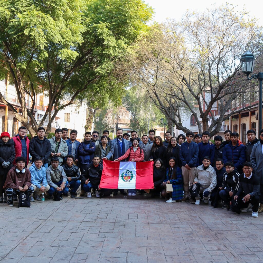 Estudiantes de universidad peruana realizan visita académica a laboratorios de Ingeniería Usach