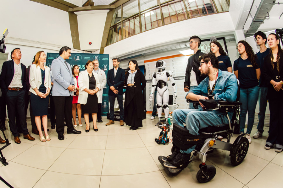 Ministra de Defensa visita la Usach para conocer Stelarbot, el robot operado por personas con discapacidad