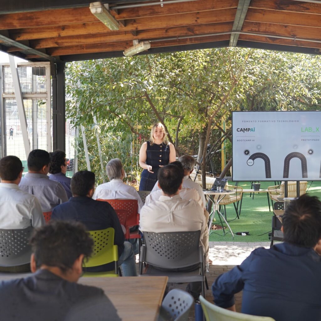 Centro de Innovación FING presenta capacidades tecnológicas a nuevo cuerpo académico