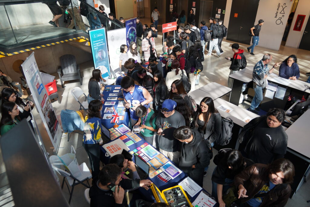 Feria Internacional FING reúne a estudiantado en torno a opciones de intercambio y actividades en el extranjero