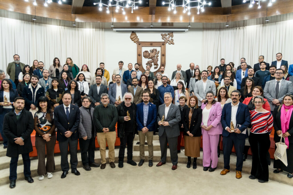 Integrantes de comunidad FING reciben premio a la Excelencia en Vinculación con el Medio 2025