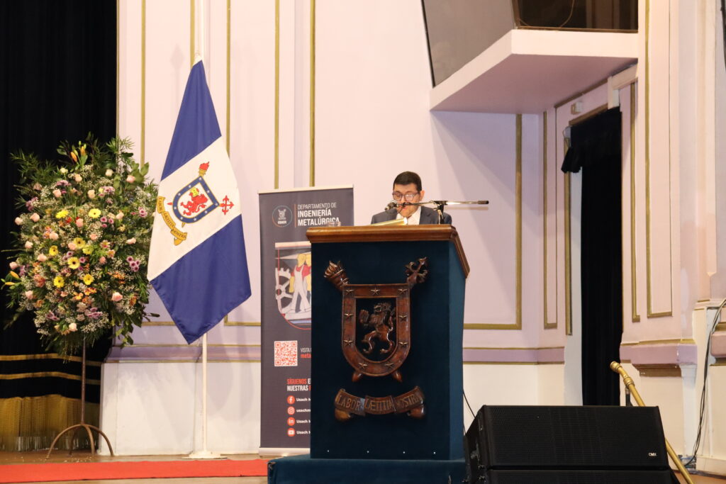 Decano encabeza titulación de Ingeniería Metalúrgica e insta a nuevos profesionales a liderar el futuro minero de Chile